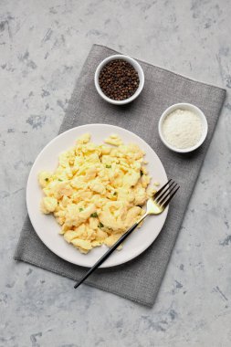 Arka planda çırpılmış yumurta tabağıyla kompozisyon