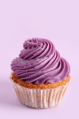 Mor zemin üzerine lezzetli kek