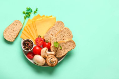 Lezzetli işlenmiş peynirli sebze ve turkuaz arka planda ekmek.