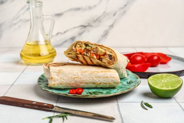 Beyaz fayans masasında biberli lezzetli shawarma tabakları.