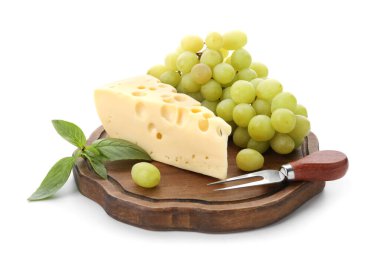 Lezzetli İsviçre peyniri ve beyaz arka planda üzümlü ahşap tahta.