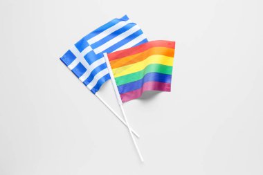 Beyaz arkaplanda LGBT ve Yunanistan bayrakları izole edildi