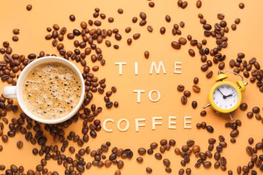 Kahve ve bir fincan sıcak espressoya turuncu arkaplanlı mesaj zamanı.