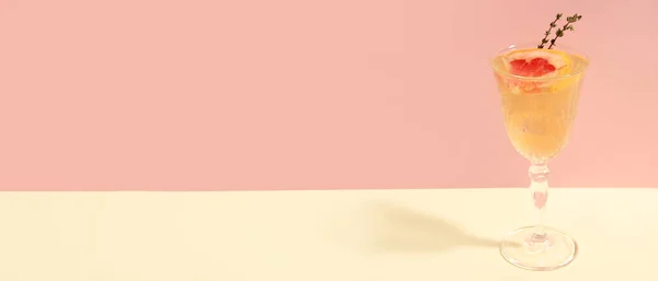 Ποτήρι Νόστιμο Κοκτέιλ Γκρέιπφρουτ Φόντο Χρώμα Χώρο Για Κείμενο — Φωτογραφία Αρχείου