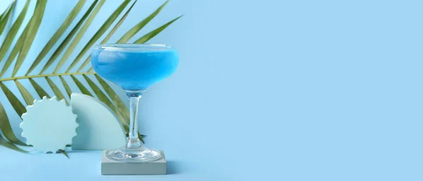 Склянка Смачного Тропічного Коктейлю Світло Блакитному Фоні Простором Тексту — стокове фото