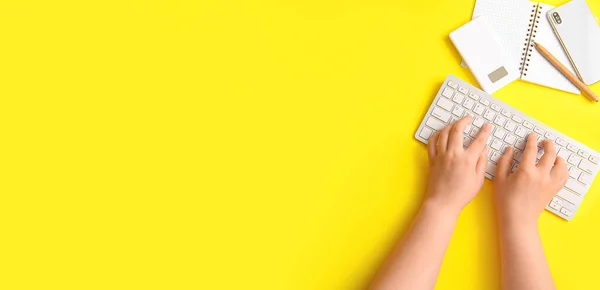 Manos Mujer Usando Teclado Computadora Sobre Fondo Amarillo Con Espacio — Foto de Stock