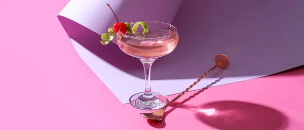 Bicchiere Cocktail Cosmopolita Saporito Sfondo Colori — Foto Stock