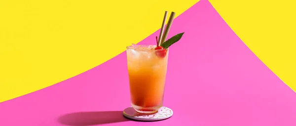 Glas Kalter Sommercocktail Auf Farbigem Hintergrund — Stockfoto