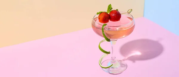 Glas Smakelijke Kosmopolitische Cocktail Kleur Achtergrond Met Ruimte Voor Tekst — Stockfoto