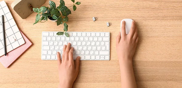 Χέρια Της Γυναίκας Που Χρησιμοποιεί Υπολογιστή Στο Γραφείο Top View — Φωτογραφία Αρχείου