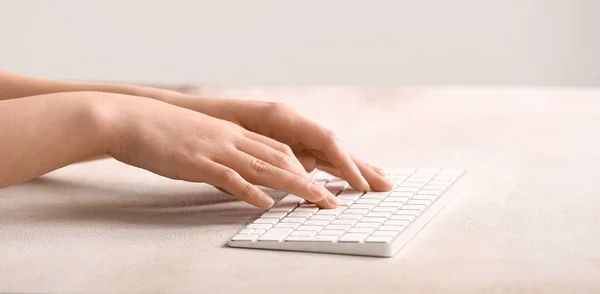 Руки Жінки Програмістки Використовуючи Клавіатуру Столом Крупним Планом — стокове фото
