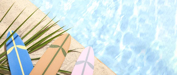 Доски Серфинга Пальмовый Лист Пляжном Песке Воды — стоковое фото