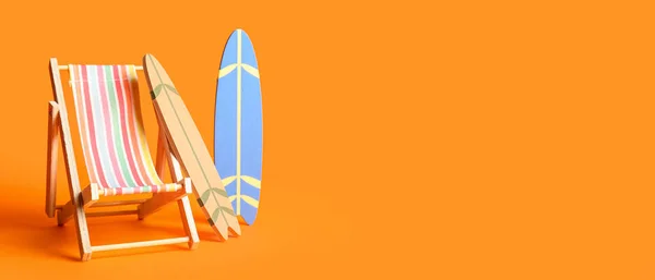 Små Surfbrädor Och Solstol Orange Bakgrund Med Plats För Text — Stockfoto