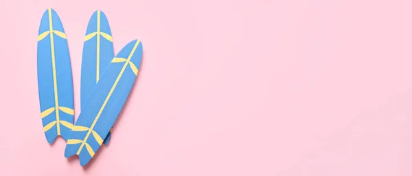 Planches Surf Bleues Sur Fond Rose Avec Espace Pour Texte — Photo