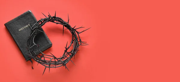 Crown Thorns Holy Bible Red Background Space Text — Stock Photo, Image
