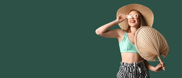 Jonge Vrouw Zonnebril Hoed Met Ventilator Groene Achtergrond Met Ruimte — Stockfoto