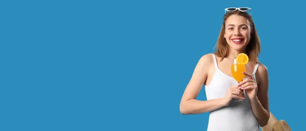 Mayo Giymiş Genç Bir Kadın Mavi Arka Planda Yaz Kokteyli — Stok fotoğraf