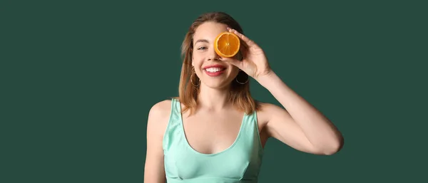 Счастливая Молодая Женщина Оранжевой Кусок Зеленом Фоне — стоковое фото