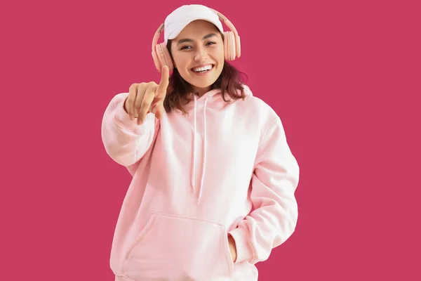Young Woman Headphones Pointing Viewer Pink Background — Stock Photo, Image