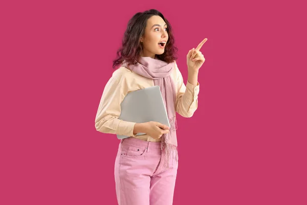 Verrast Jonge Vrouw Sjaal Met Laptop Wijzen Naar Iets Roze — Stockfoto