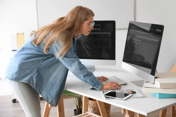 Vrouwelijke Programmeur Werkt Met Computer Aan Tafel Kantoor — Stockfoto