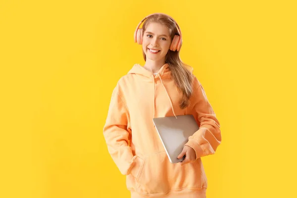 Γυναίκα Προγραμματίστρια Ακουστικά Laptop Κίτρινο Φόντο — Φωτογραφία Αρχείου