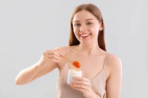 Mooie Jonge Vrouw Met Suiker Plakken Lichte Achtergrond — Stockfoto