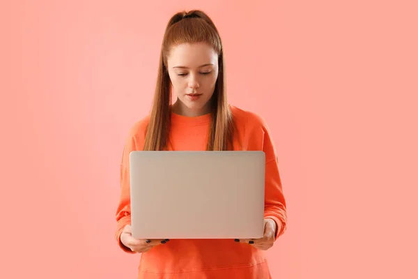 Vrouwelijke Programmeur Met Laptop Roze Achtergrond — Stockfoto