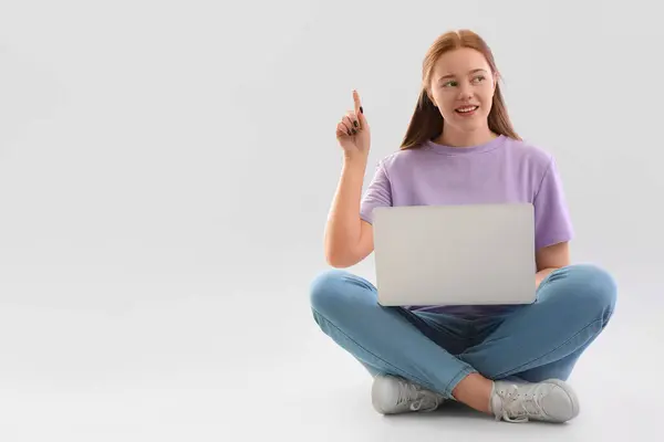 Programador Feminino Com Laptop Apontando Para Algo Fundo Claro — Fotografia de Stock