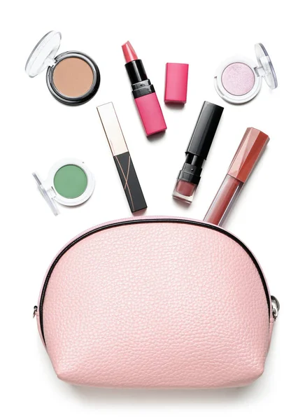 Beyaz arkaplanda makyaj ürünleri olan kozmetik çanta