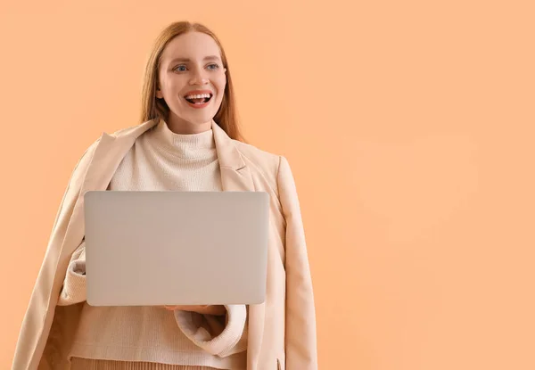 Female Programmer Working Laptop Beige Background — Stock Photo, Image