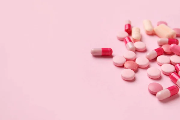 Διαφορετικά Χάπια Ροζ Φόντο Κοντινό Πλάνο — Φωτογραφία Αρχείου