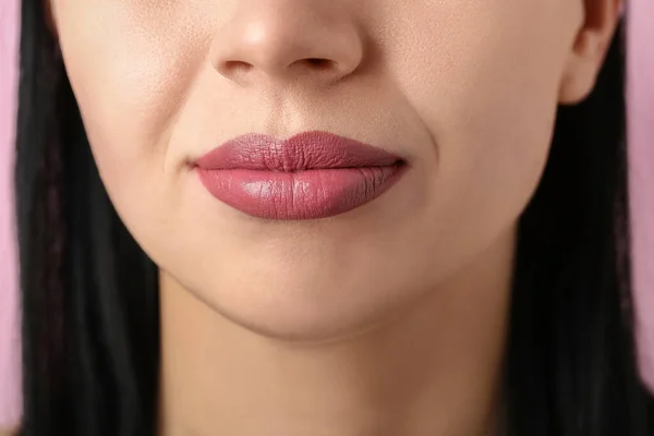 ピンクの背景に口紅を適用した女性 クローズアップ — ストック写真