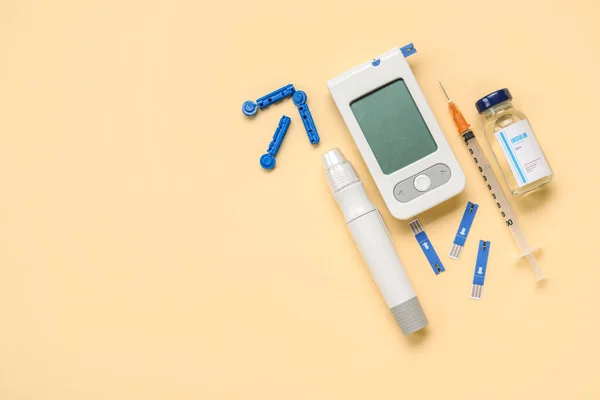 Glukometer Med Lancetpenna Insulin Och Spruta Beige Bakgrund Diabetesbegreppet — Stockfoto