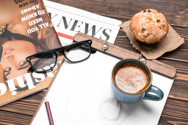 Cup Coffee Sketch Eyeglasses Muffin Magazine Newspaper Wooden Background — Stock Photo, Image