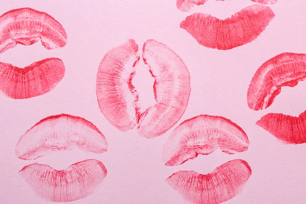 Rouge Lèvres Marques Baiser Sur Fond Lilas — Photo