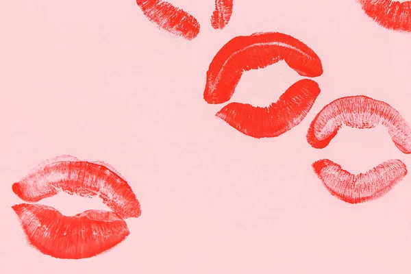 Czerwone Ślady Pocałunku Różowym Tle — Zdjęcie stockowe