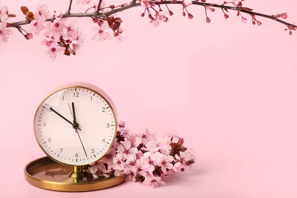 Blühende Frühlingszweige Und Uhr Auf Rosa Hintergrund — Stockfoto