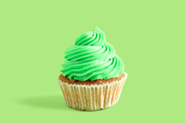 绿色背景的美味纸杯蛋糕 — 图库照片