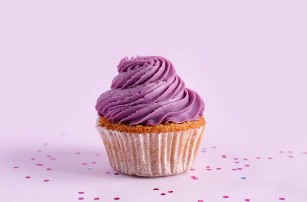Sabroso Cupcake Sobre Fondo Púrpura — Foto de Stock
