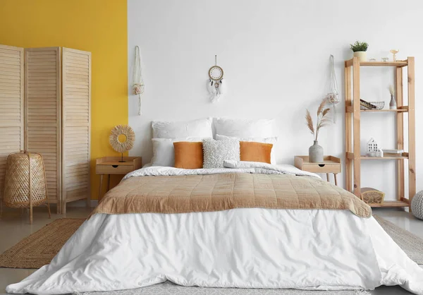 Interieur Van Moderne Slaapkamer Met Bed Kast Droomvanger Hangend Aan — Stockfoto