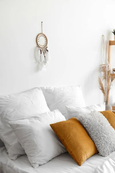 Interieur Van Moderne Slaapkamer Met Bed Droomvanger Hangend Aan Witte — Stockfoto