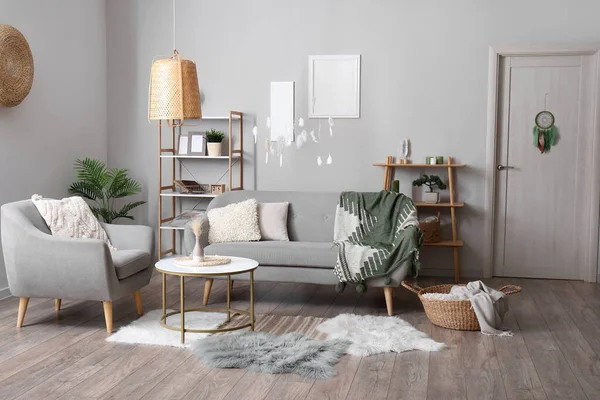 Interior Ruang Tamu Modern Dengan Sofa Kursi Dan Penangkap Mimpi — Stok Foto