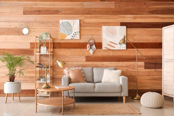 带有沙发 架子和梦想捕手挂在木墙上的现代客厅的内部 — 图库照片