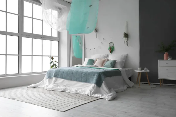 Interieur Van Moderne Slaapkamer Met Bed Spiegel Droomvanger Hangend Aan — Stockfoto