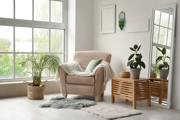 Interieur Eines Modernen Wohnzimmers Mit Sessel Pflanzen Und Traumfänger Heller — Stockfoto