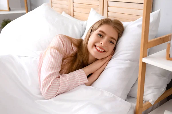 Młoda Kobieta Leżąca Poduszkach Łóżku — Zdjęcie stockowe