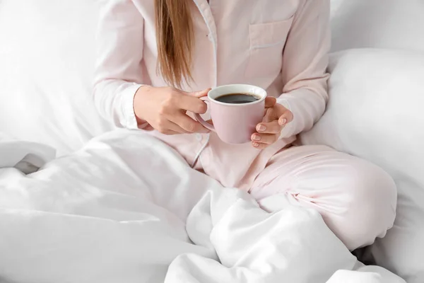 Frau Hält Tasse Leckeren Kaffee Bett — Stockfoto