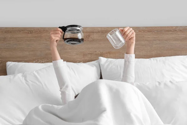 Woman Holding Coffee Pot Empty Cup Bed — Stock Photo, Image