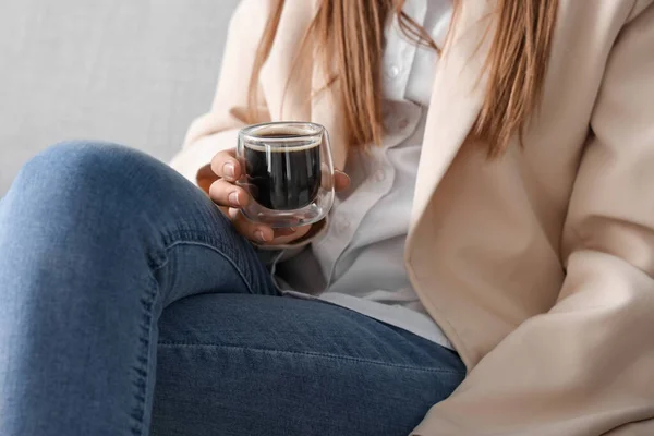 Mujer Sentada Sofá Con Vaso Delicioso Café — Foto de Stock
